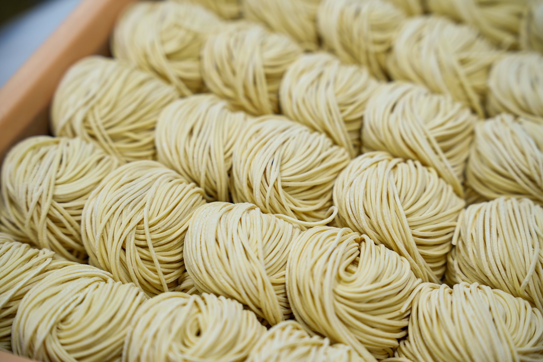 トレーに並ぶ博多製麺処の自家製麺