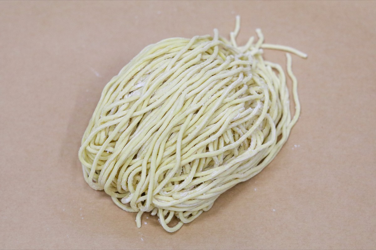 18番 縮れ麺