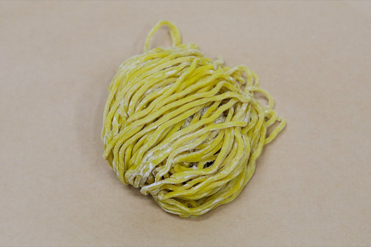 16番 縮れ麺