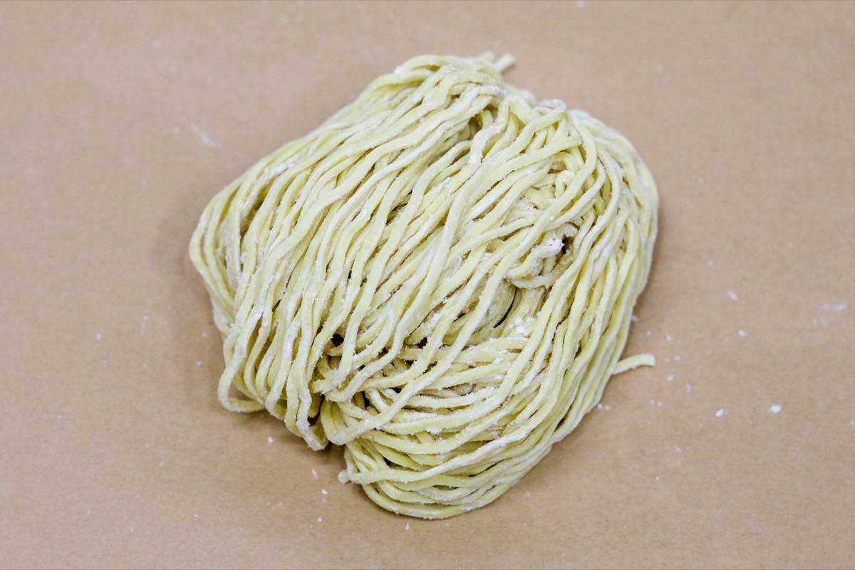 16番 平縮れ麺